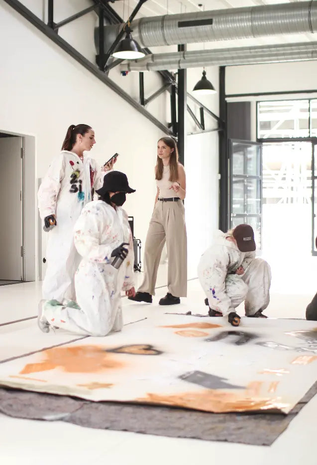 Action Painting Team Event München – Teams arbeiten gemeinsam an einem großen Kunstwerk
