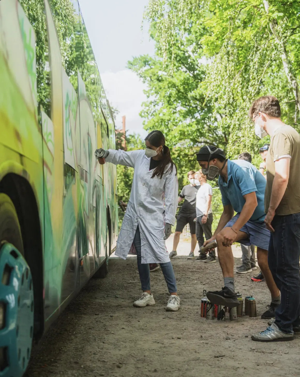 Mitarbeitende teilen Rollen beim Graffiti Workshop als Team Event in Berlin
