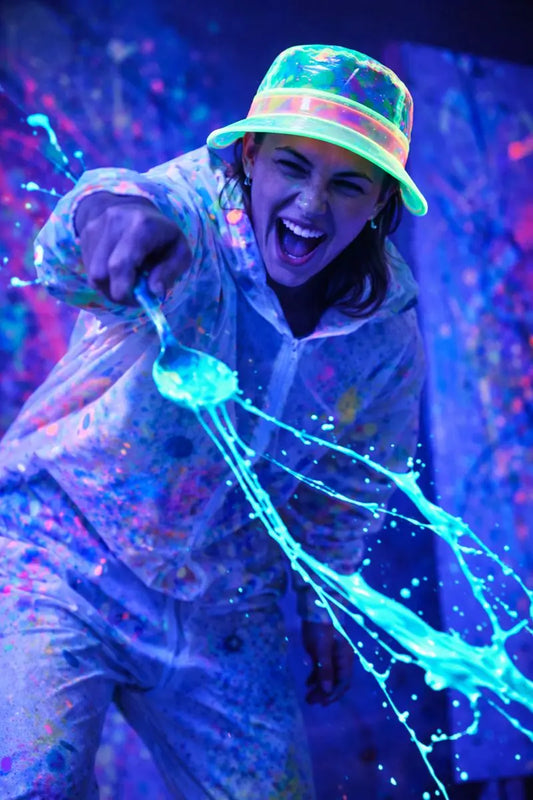 Let's Glow Crazy – Neon Action Painting Workshop in Hamburg