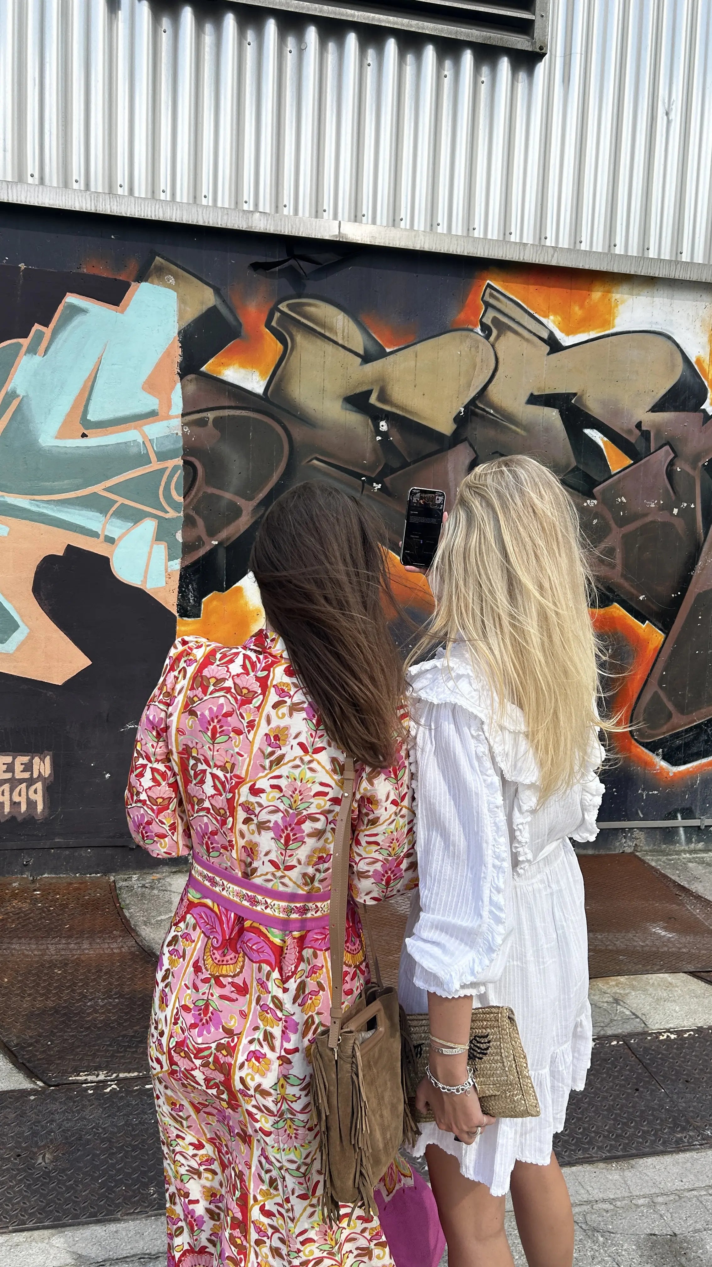 Gruppe vor großem Street Art Mural im Ostend Frankfurt