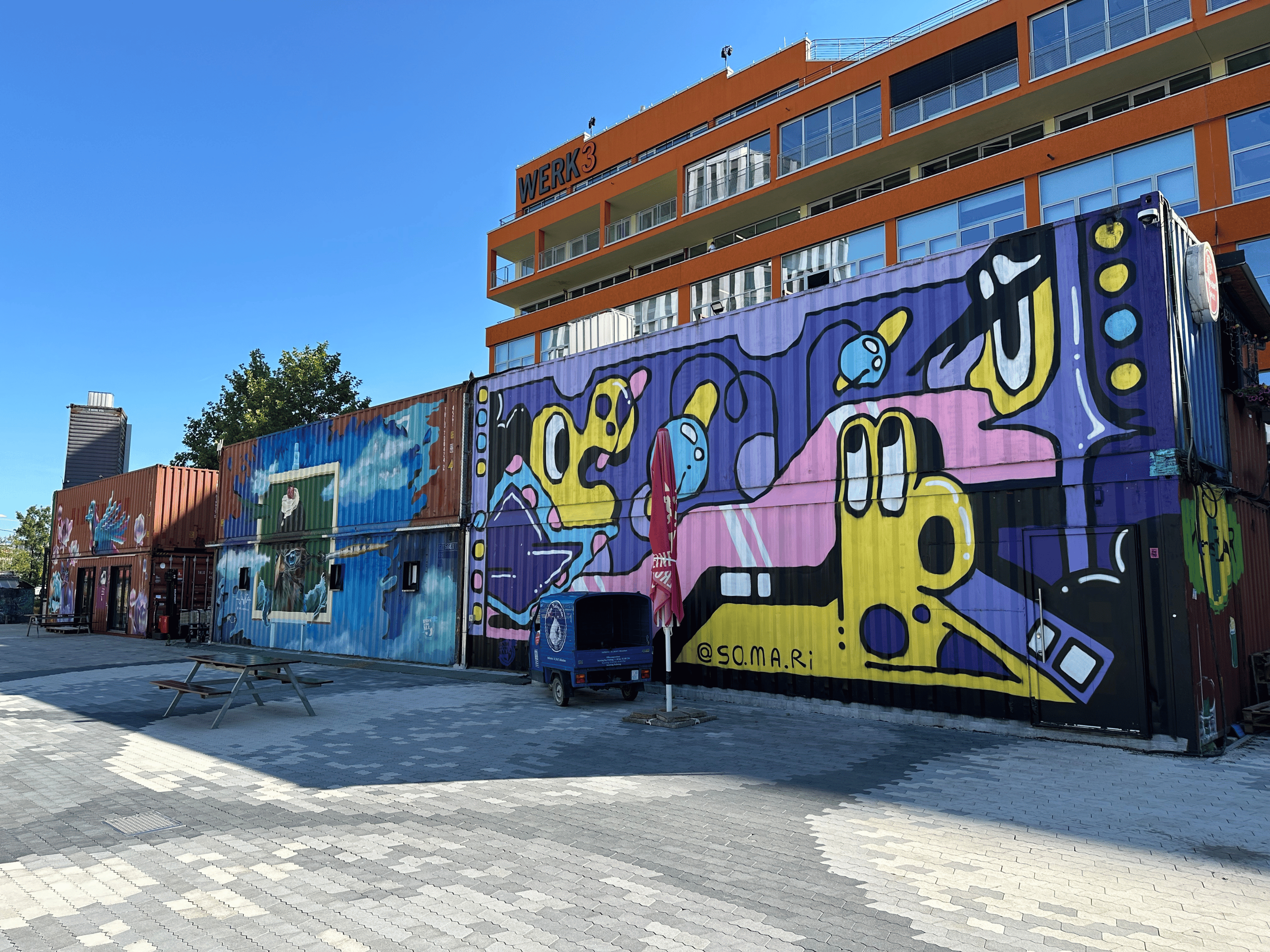 Street-Art-Wand mit buntem Graffiti von SOMARI im Werksviertel, München