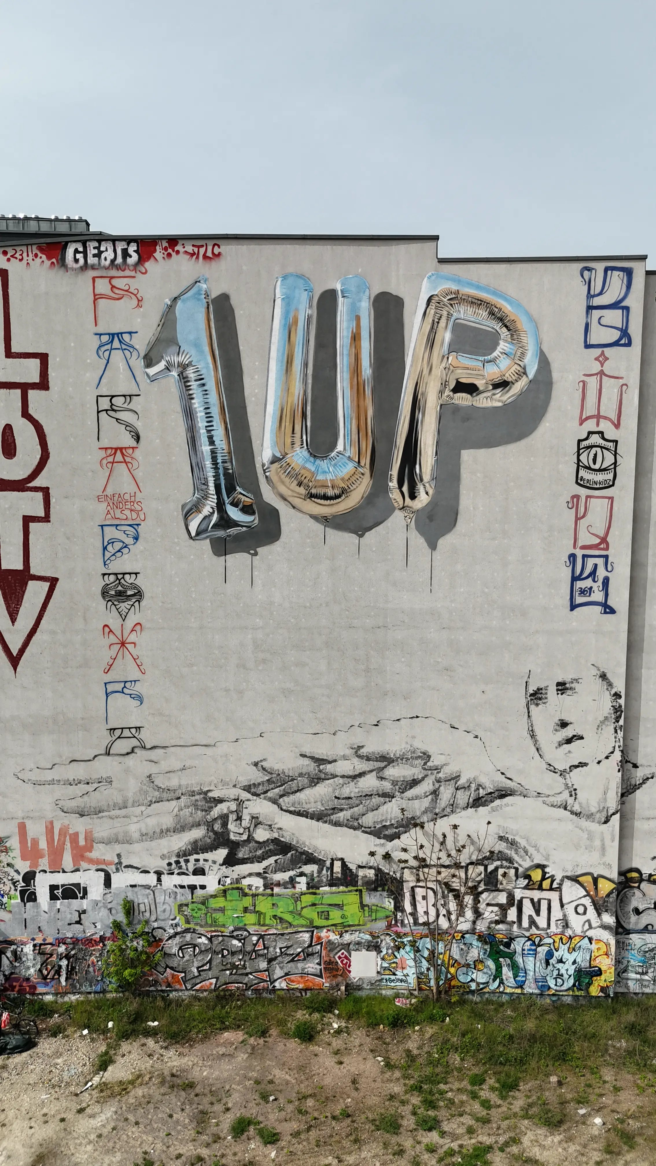 Gruppe steht vor einem bekannten Street-Art-Mural in Berlin und diskutiert gemeinsam